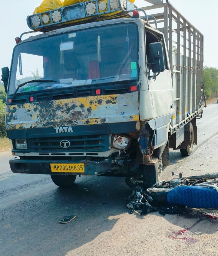 Damoh Two youths going to get ration died due to truck collision