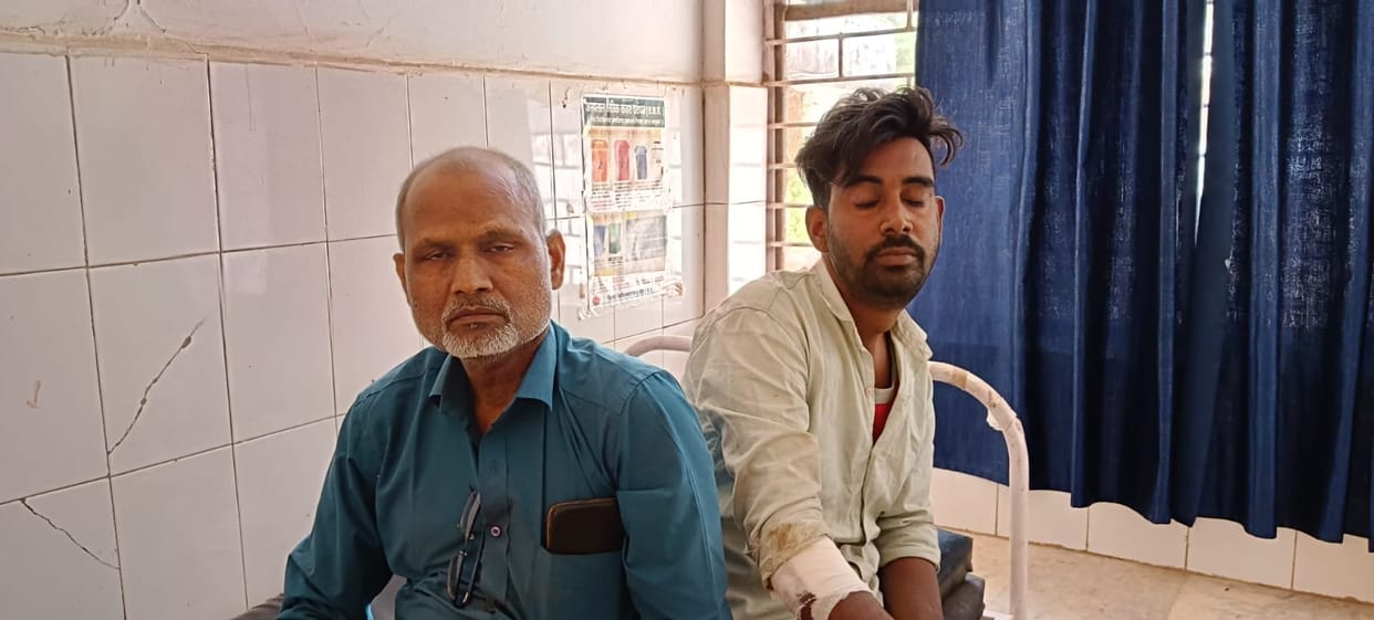 Damoh One lakh 70 thousand rupees were looted from the liquor shop manager in the forest