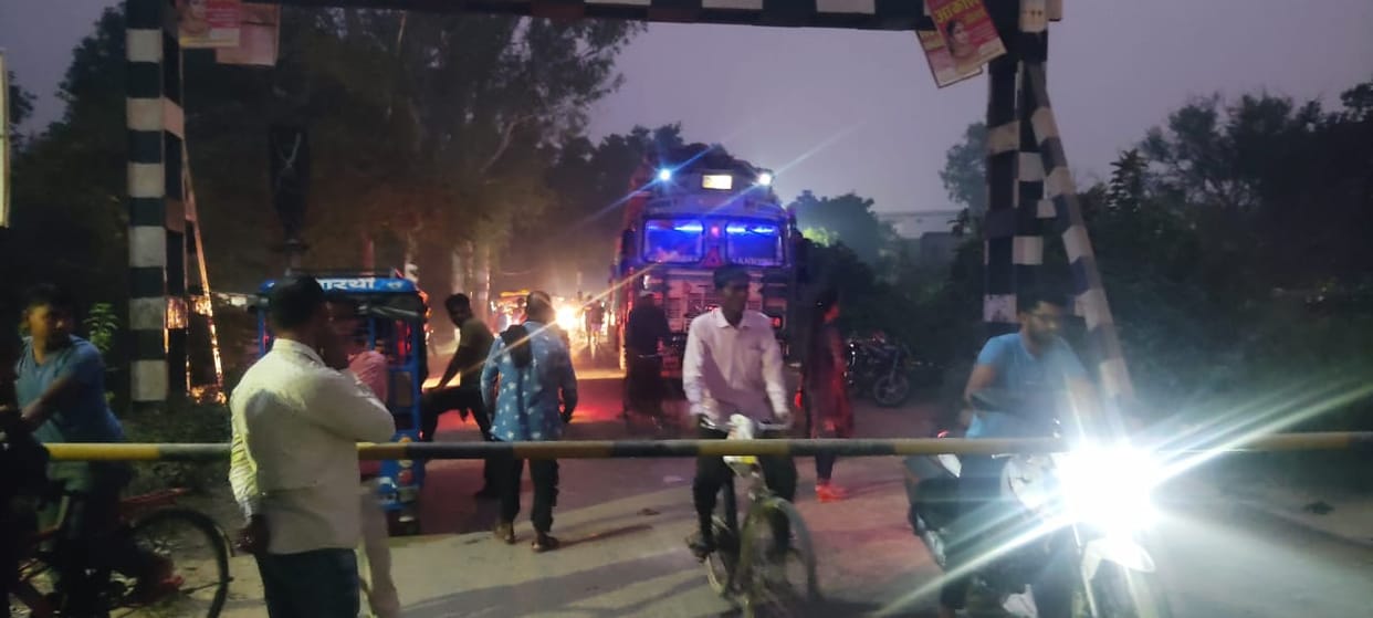 Trains ran on slider boom due to railway gate breaking