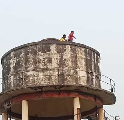Lakhimpur Kheri News: रिश्वते लेने का आरोप लगाकर टंकी पर चढ़े दो युवक Two youths climbed on the tank accusing them of taking bribe