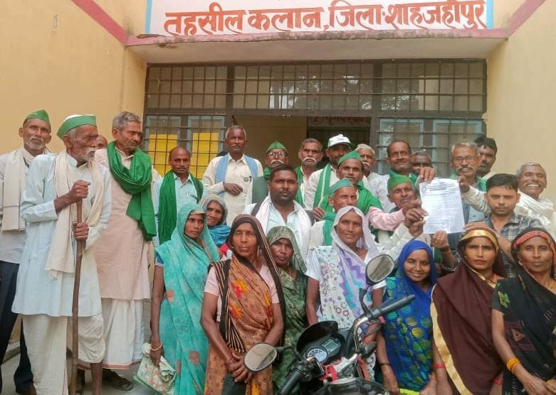 Uproar over non-availability of fertilizer, workers left after locking