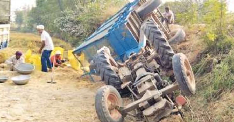 Paddy was not sold in the market, sheller also did not buy, farmer died due to tractor trolley overturning while returning.