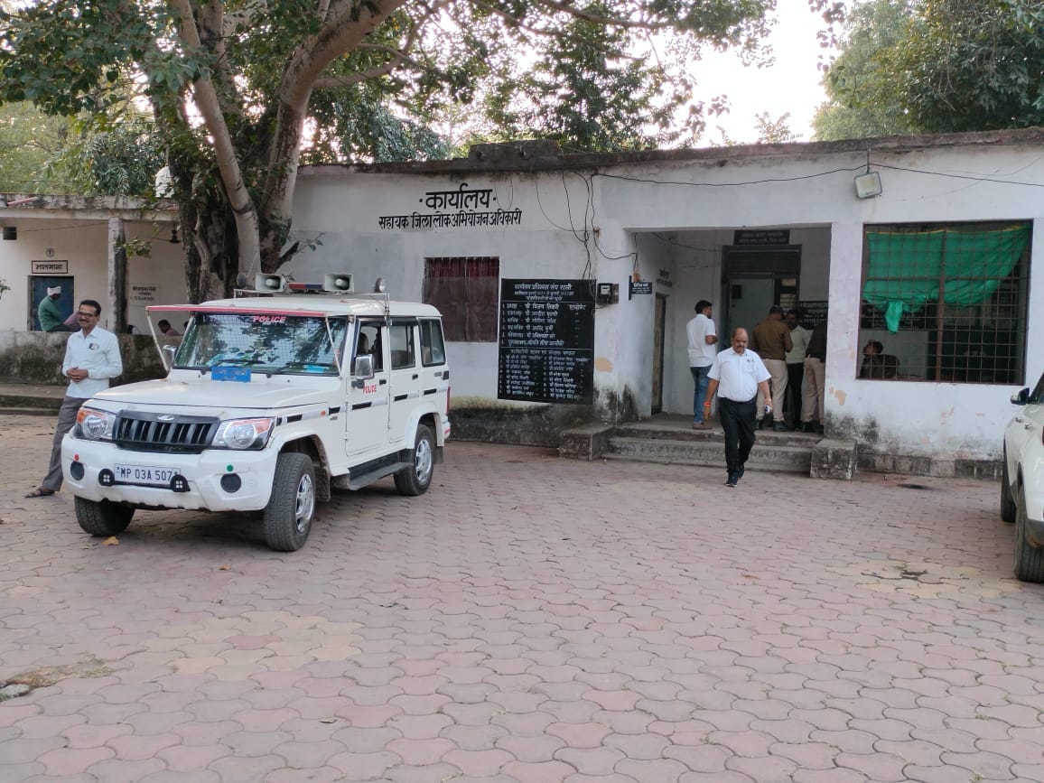ठगी करने वाले ब्रांच मैनेजर को गिरफ्तार करने पहुंची टीम