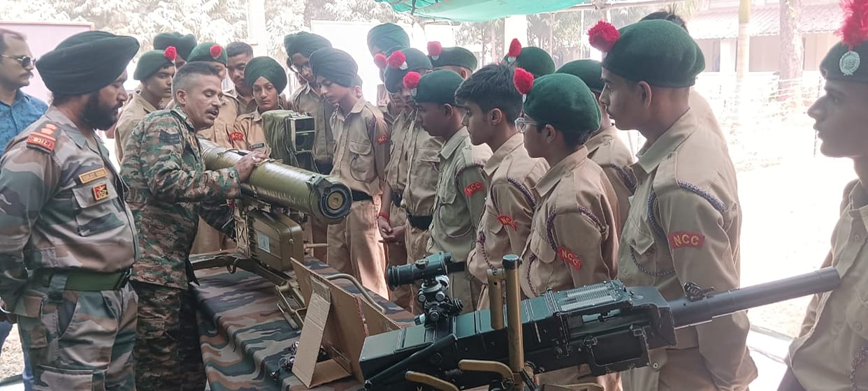 Cadets were taught their specialties by organizing an exhibition of military weapons