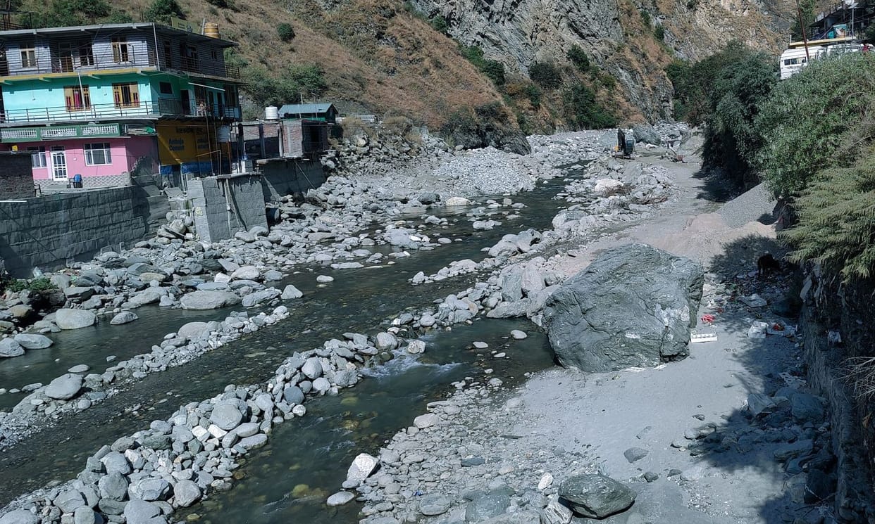 Efforts to save houses saved from disaster intensified in Sainj Bazaar