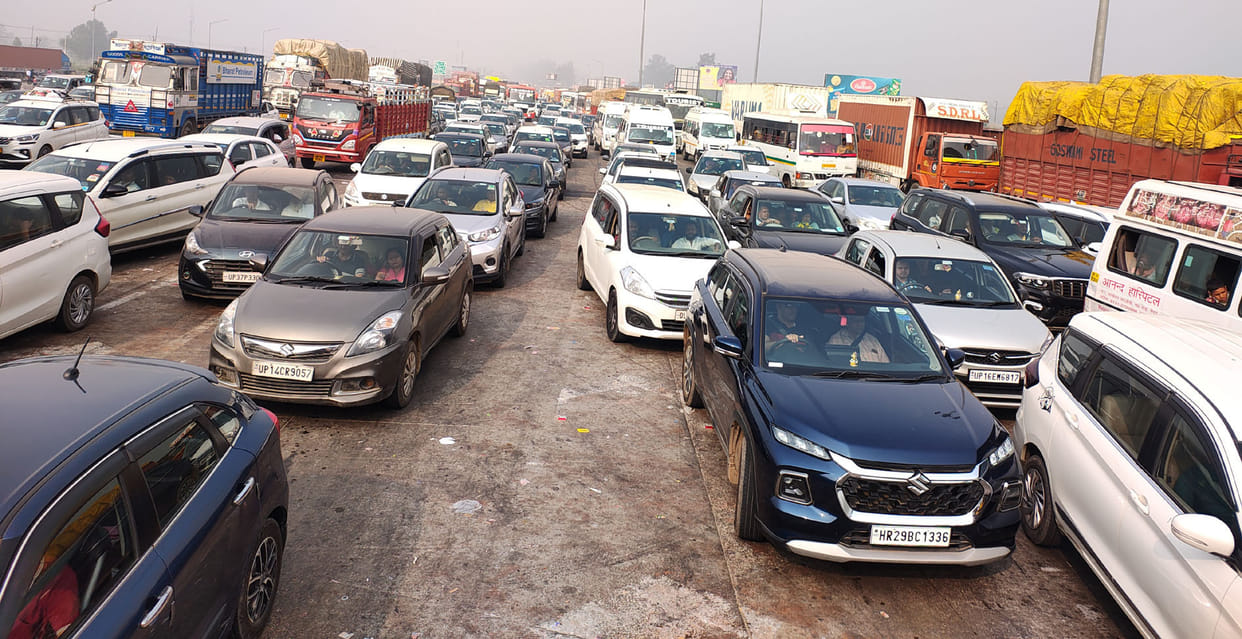 Four kilometer long jam on the national highway on Amla Navami