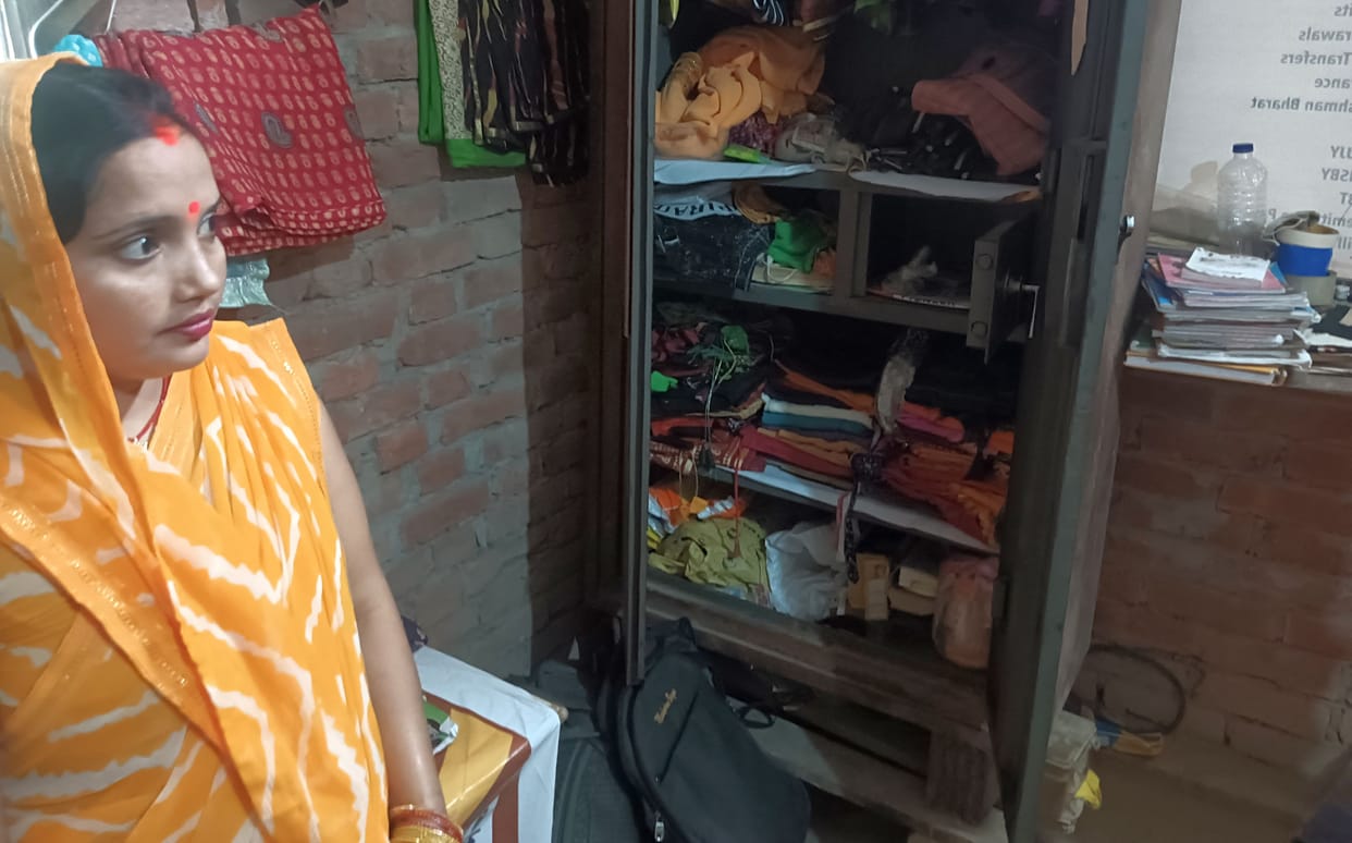 Cash and jewelery worth lakhs stolen from two houses