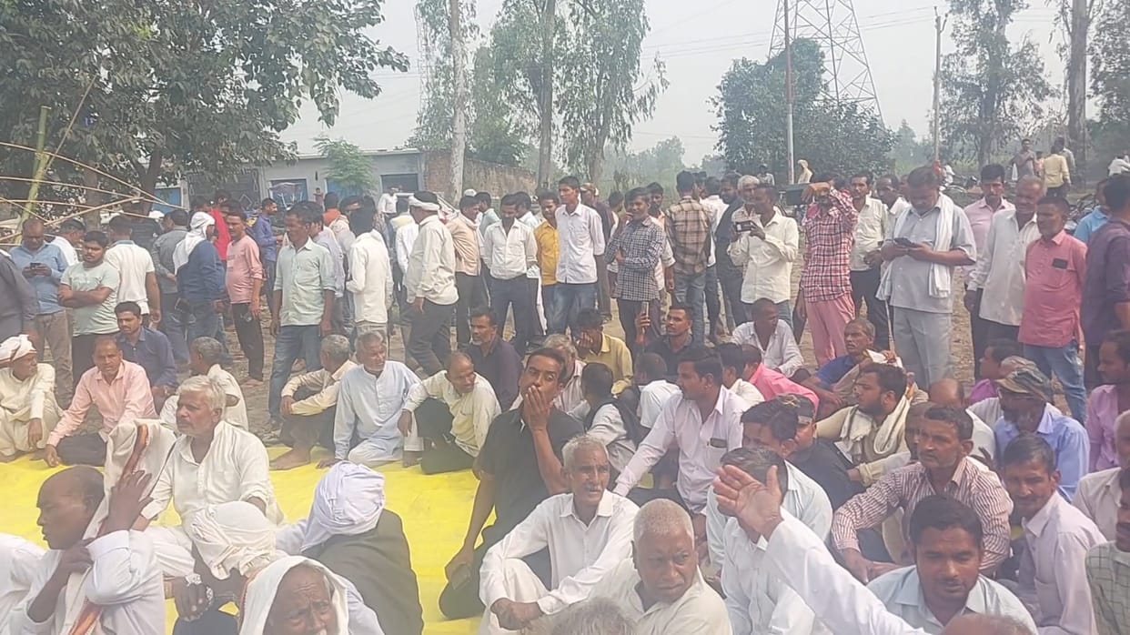 Farmers sitting on dharna were chased away with lathis, ADM accused of indecency