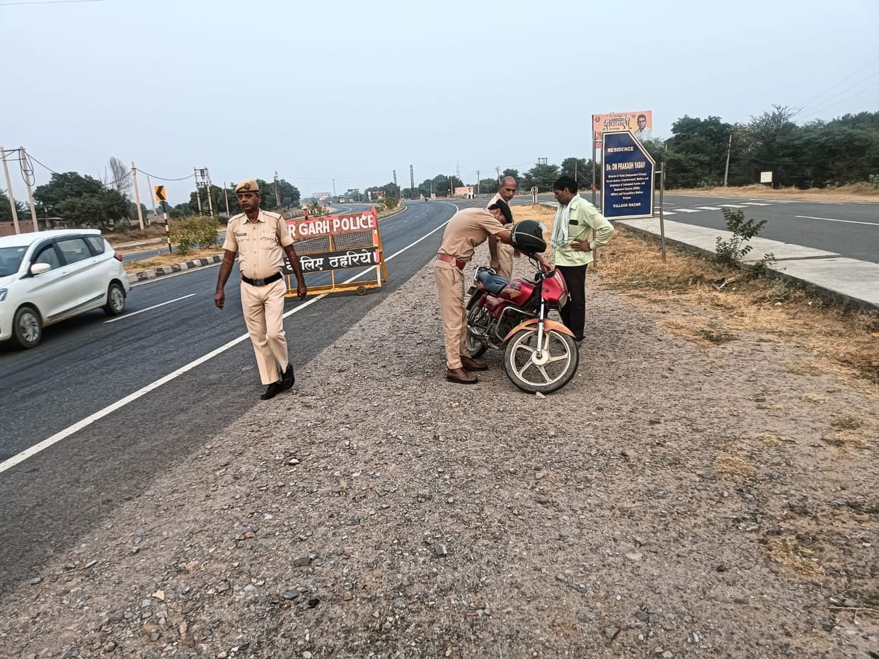 Police challaned vehicles by setting up check posts
