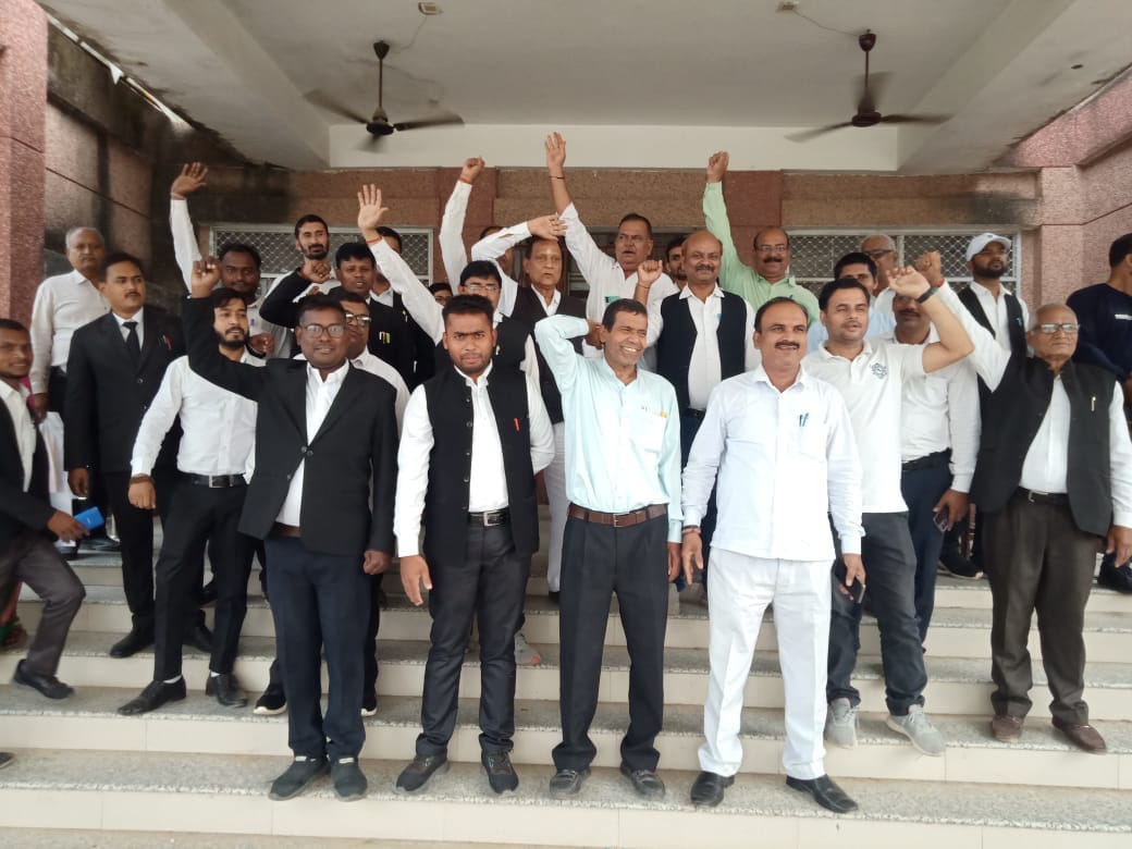 Demonstration of lawyers demanding transfer of Ghaziabad District Judge