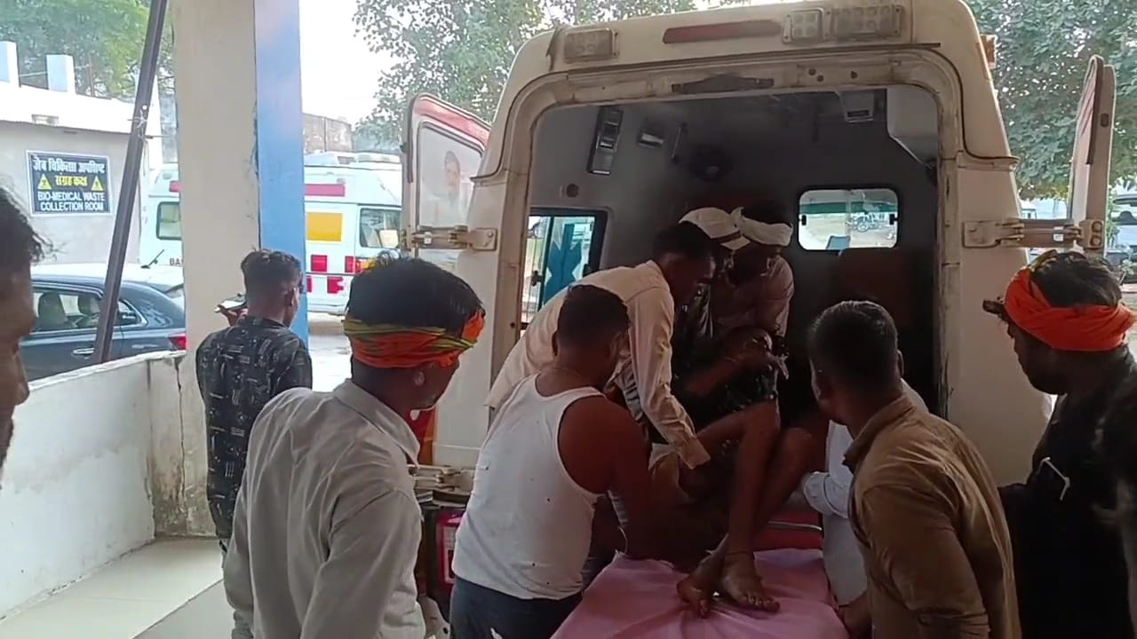घायलों को लाया गया अस्पताल
