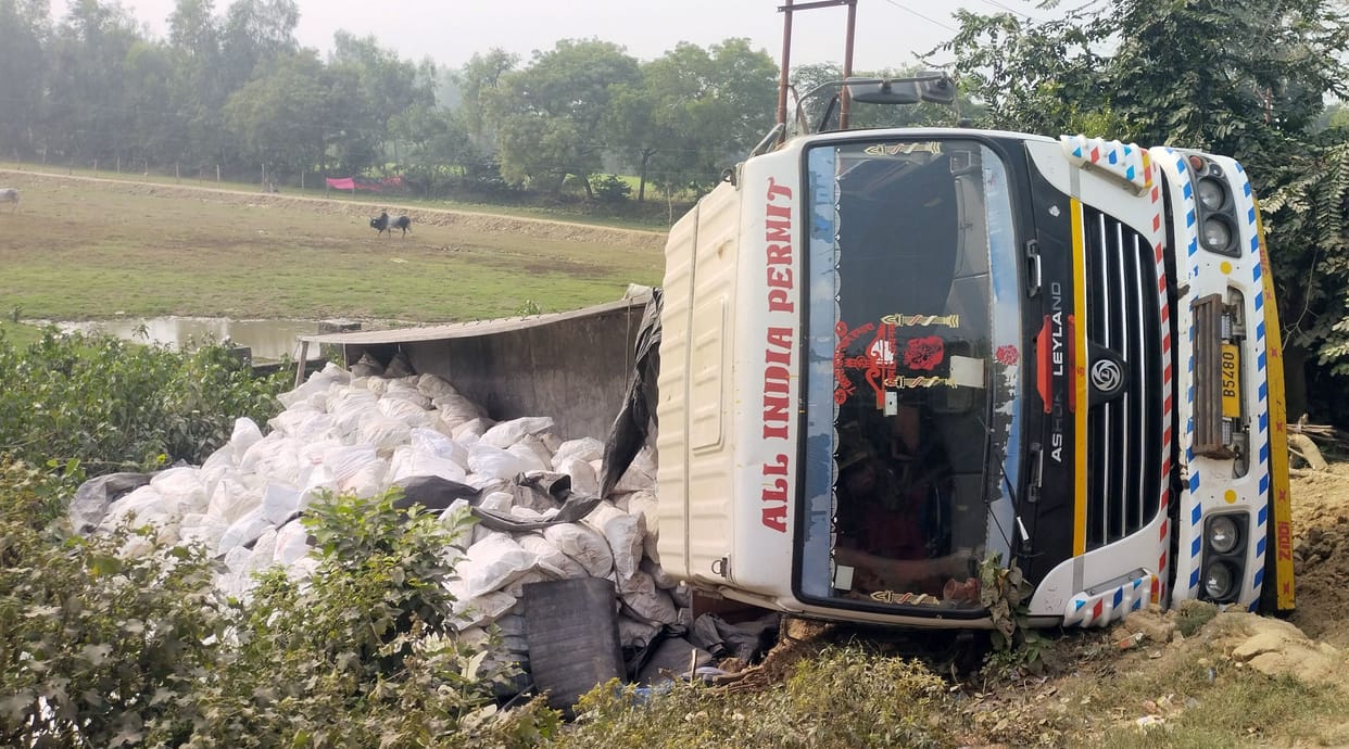 A truck loaded with lime overturned in a ditch, the helper narrowly escaped
