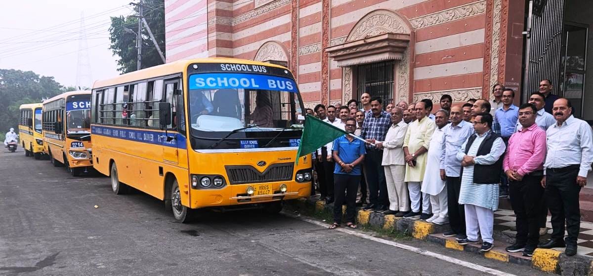 Hundreds of people left in seven buses for free journey from Dharmanagari to Agroha Dham.