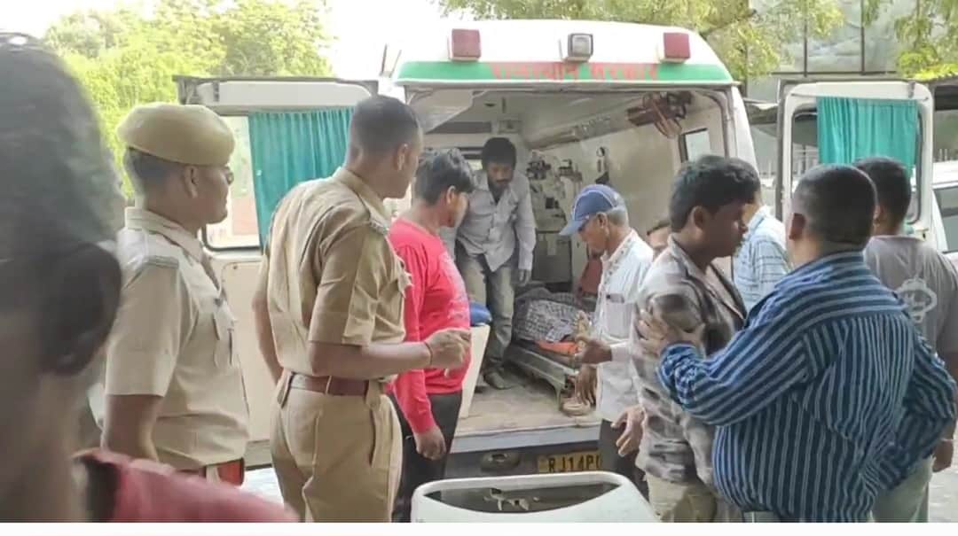 मौके पर पहुंची पुलिस एंबुलेंस से लाया अस्पताल