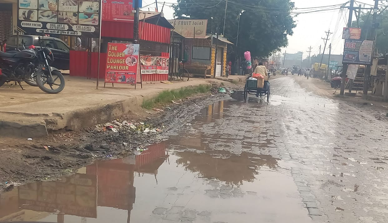 Sewer filth spread from the road to the colony