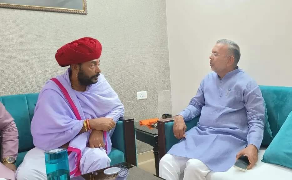 पंचायतीराज मंत्री ओटाराम देवासी ने ऊर्जा मंत्री हीरालाल नगर से मुलाकात की।
