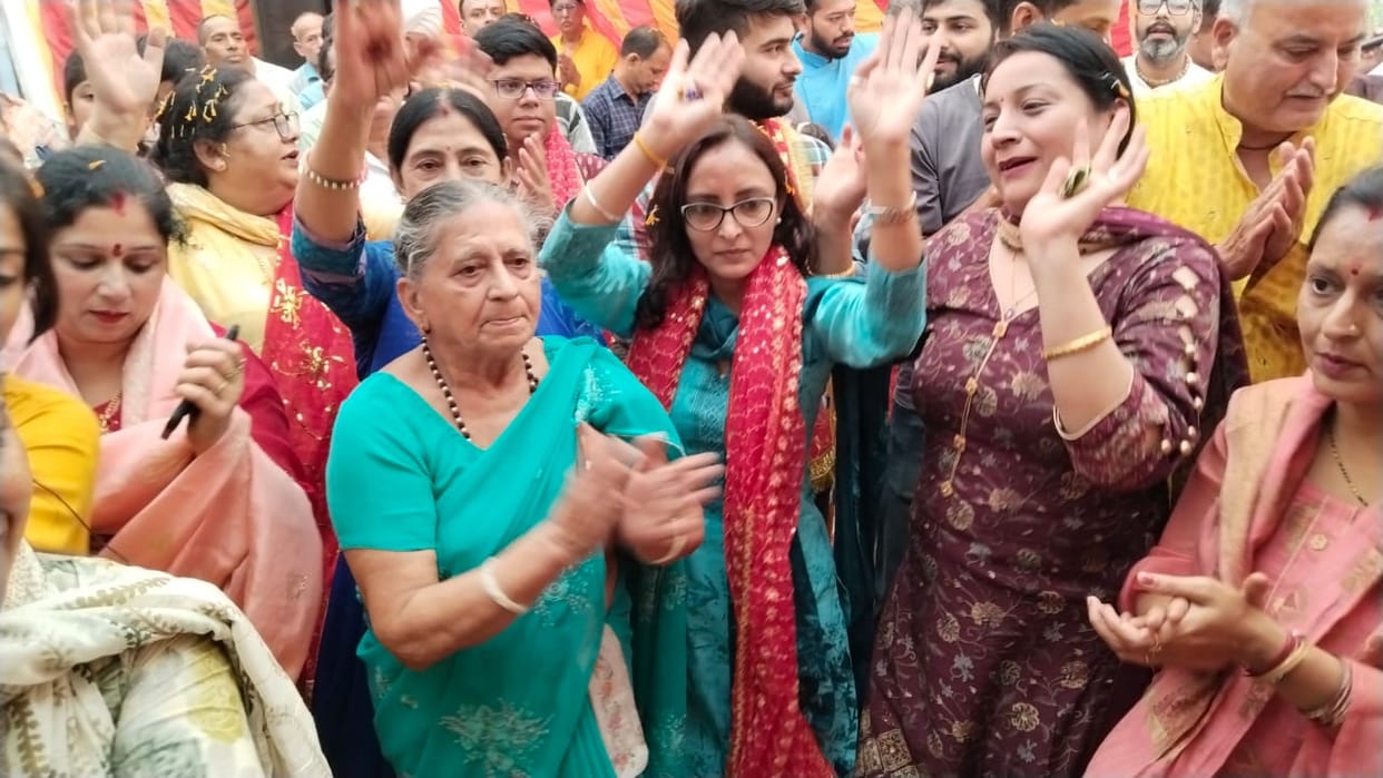 Laddu Gopal was welcomed with a shower of flowers, devotees danced to the bhajans