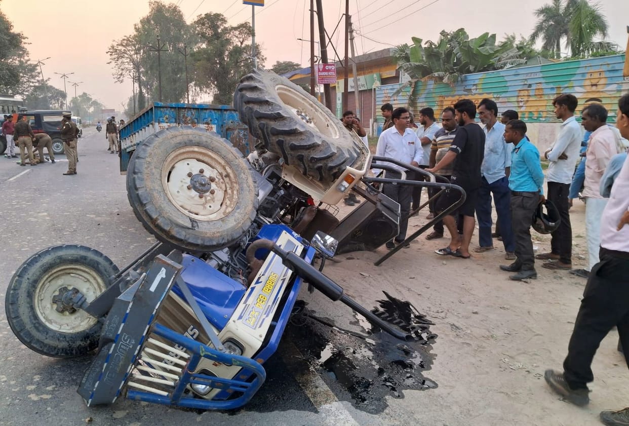 Dumper rammed tractor from behind in Ujhani, driver died