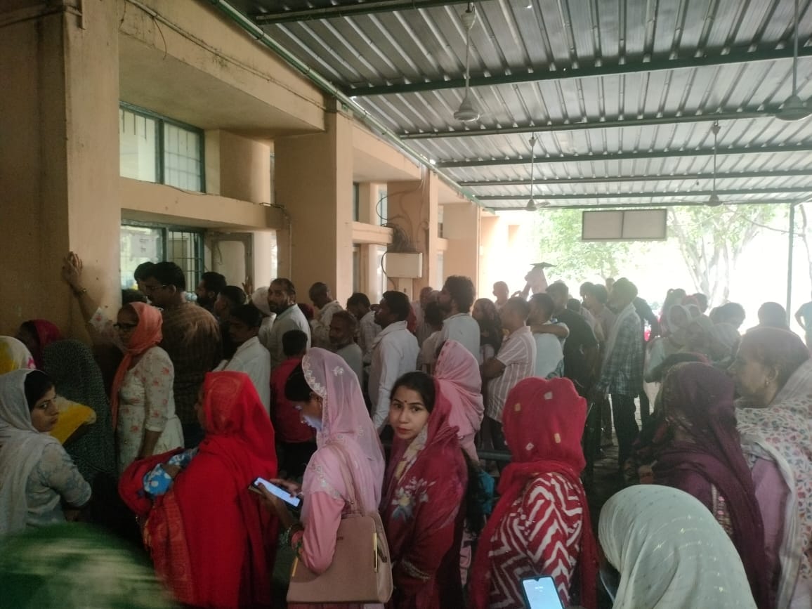 Patients suffering from fever, cough and eye allergies are increasing due to changing weather.