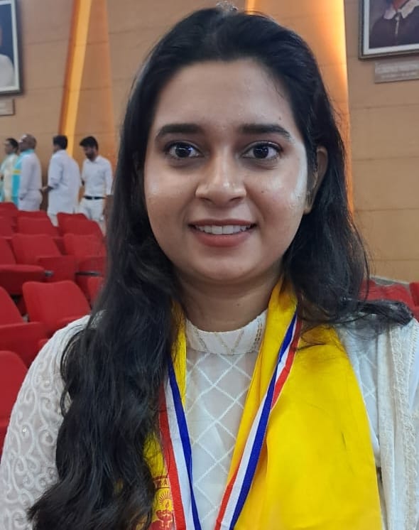 SI's son became a doctor, mother became emotional after seeing three medals around her son's neck