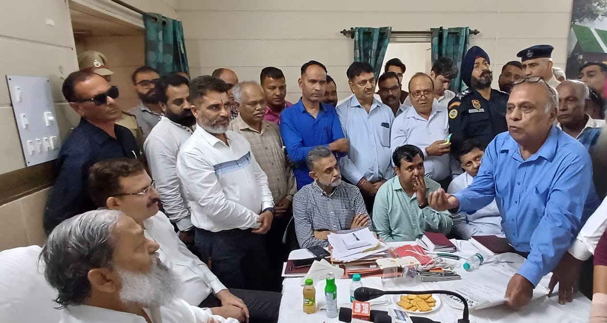 Citizens got angry over the dirt, minister scolded them