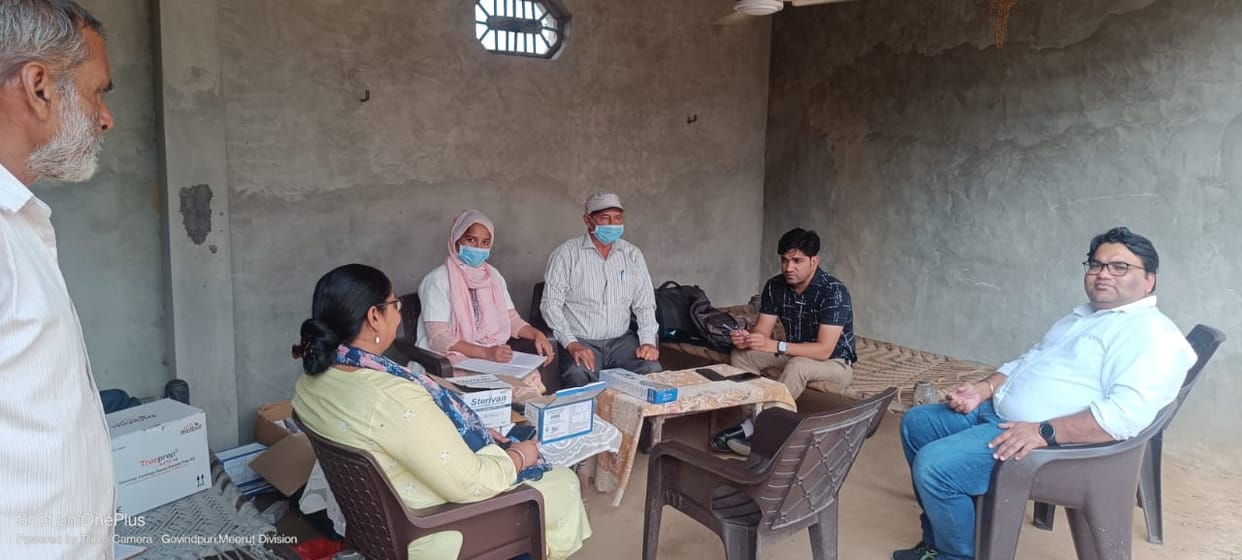Fever continues to wreak havoc in Govindpuri, 47 patients were examined and given free medicines by setting up a camp.