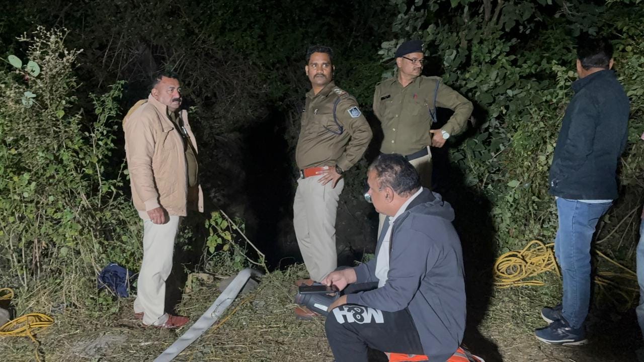जांच करती पुलिस