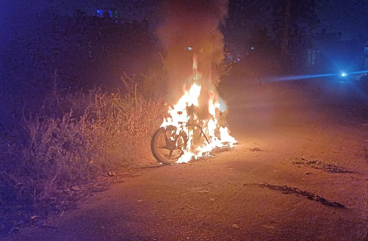Fight after bike accident, angry people burnt bike