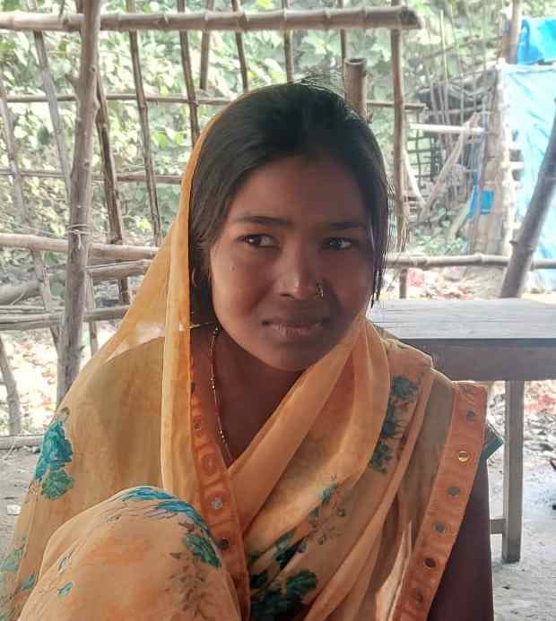 Woman wandering with innocent daughter, chased away from police station