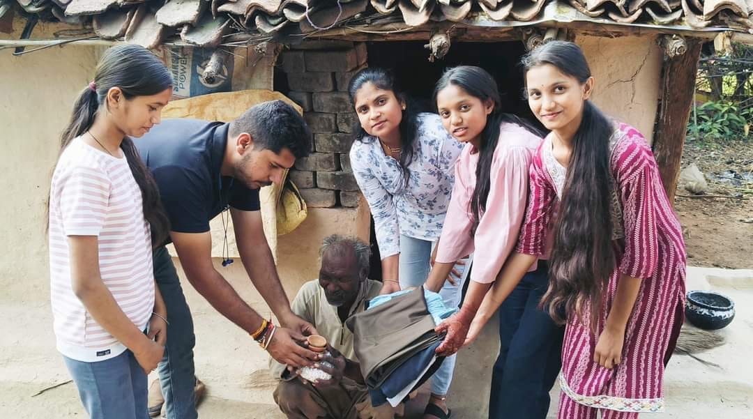 On the occasion of Devuthani Ekadashi and Tulsi Vivah, youth distributed packets full of happiness