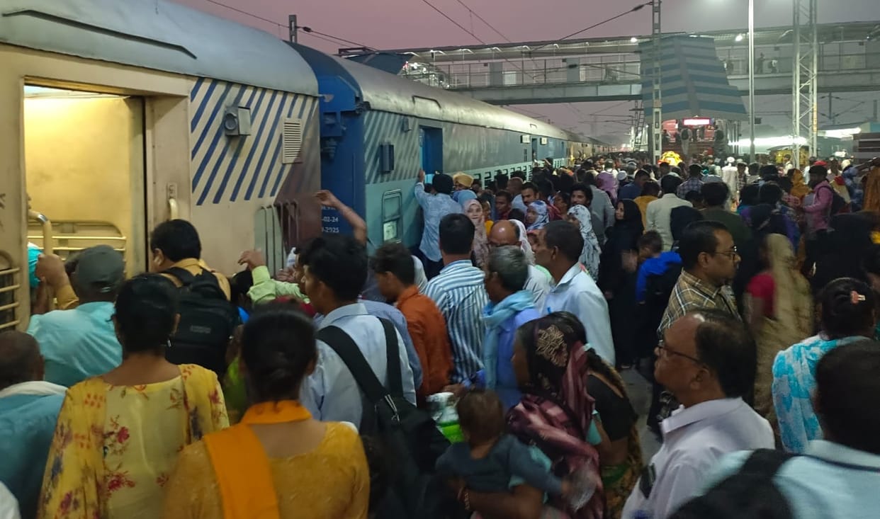 The train arrived 40 minutes after its departure time, there was a jostling to board the train