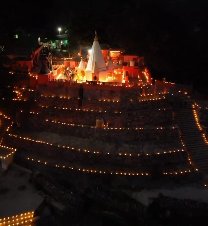 Rameshwar Ghat illuminated with the light of 1100 lamps