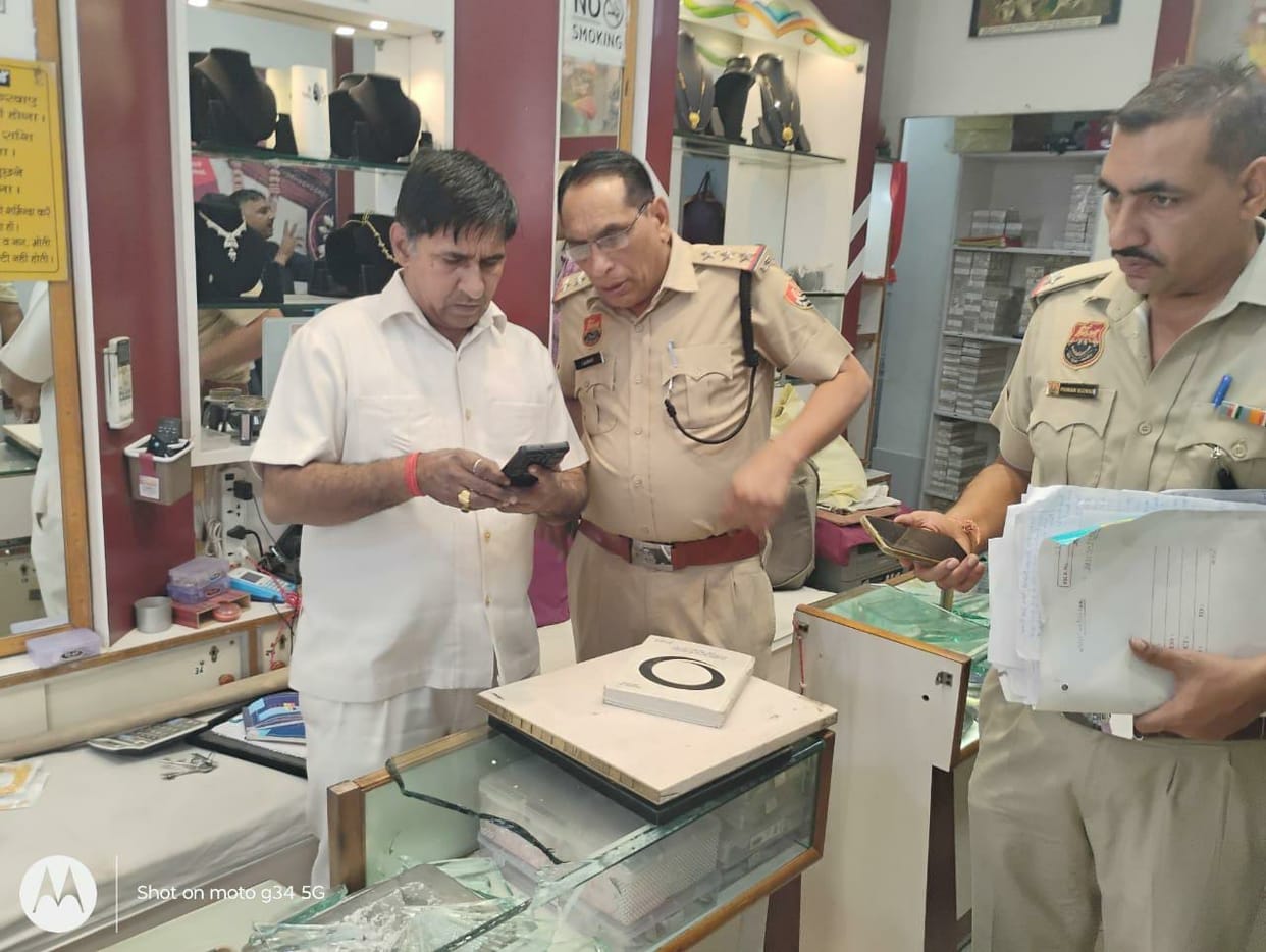Robbery in broad daylight in a bullion shop two hundred meters away from the police station.