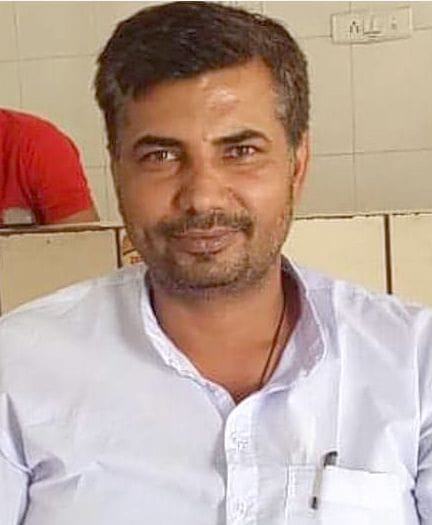 Truck runs over agent changing car's steppan, dies