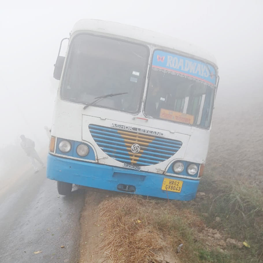 Roadways bus sunk on Damkora-Jamalpur road, pulled out with the help of crane