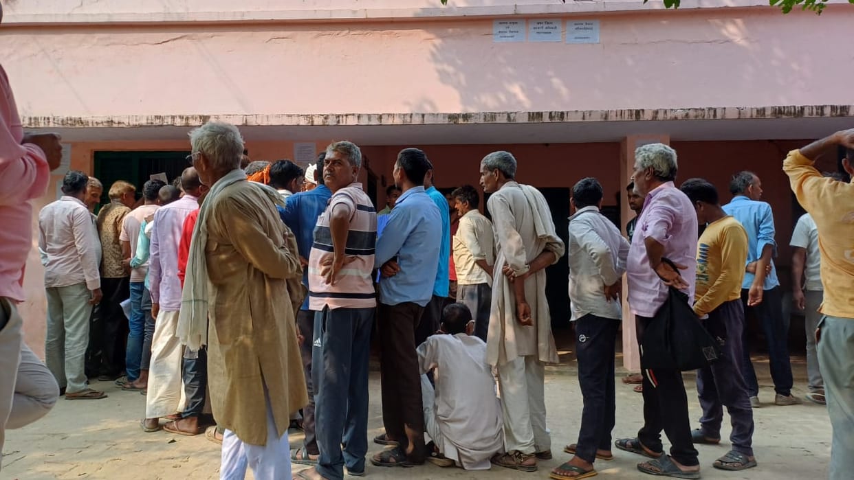 Fight for DAP on cooperative societies, farmers stood in line for hours