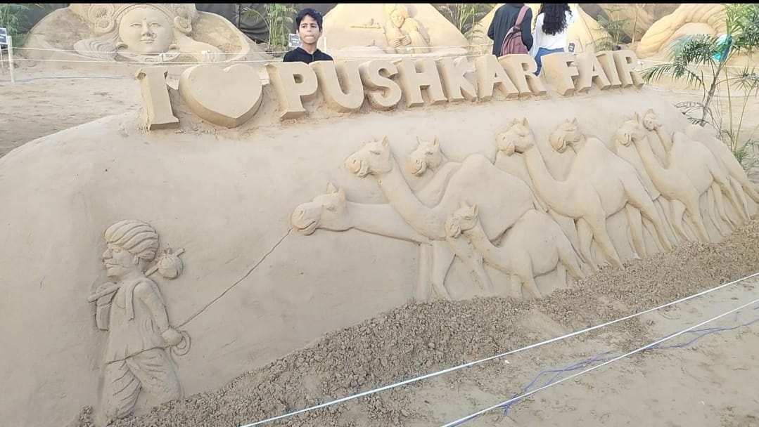 बालू रेल से बनाई गईं आकृतियां।