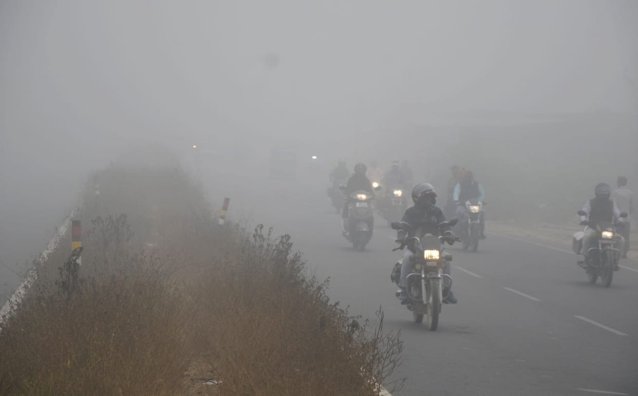 Dense fog slowed down the speed, drivers drove with lights on during the day