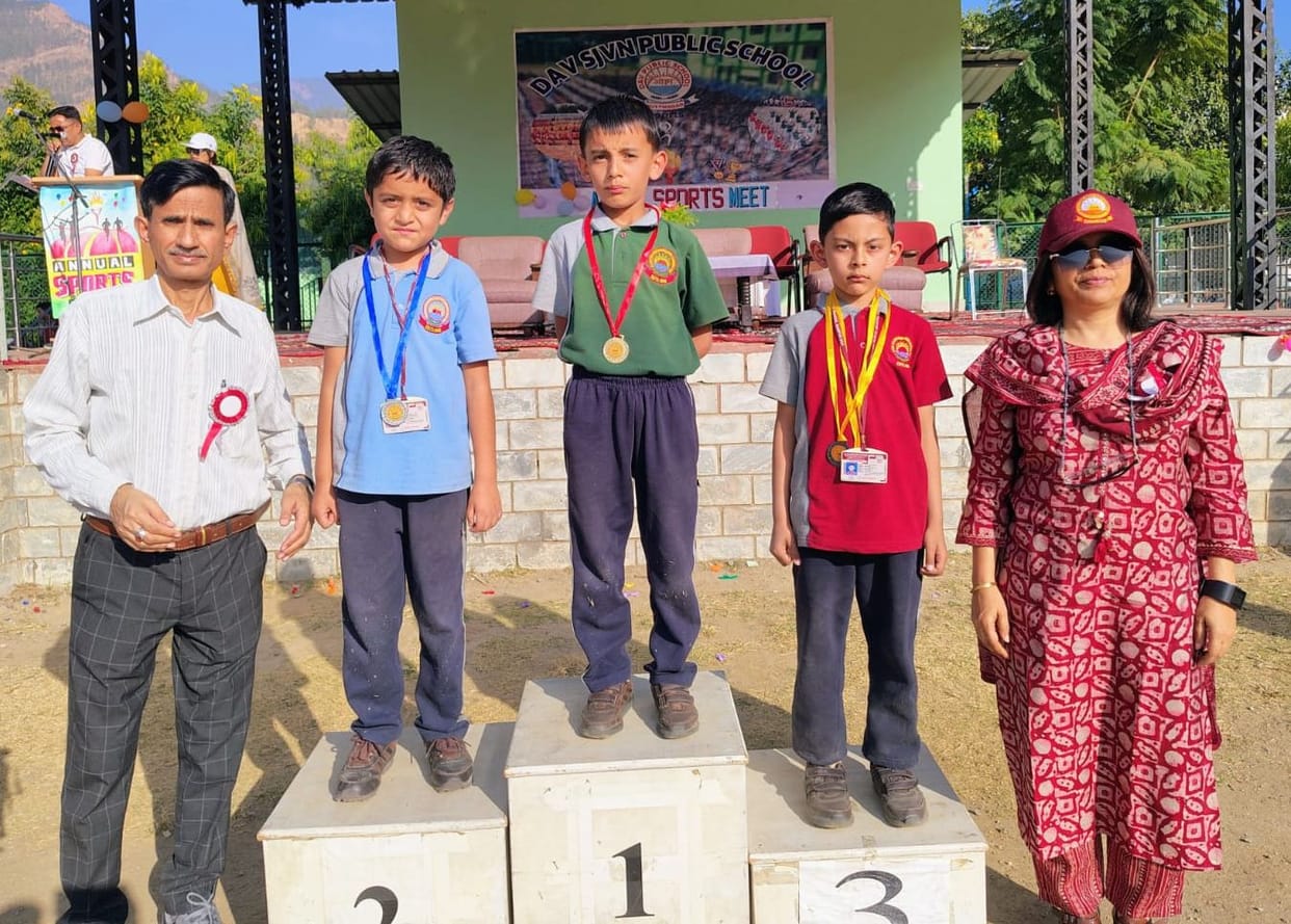 Vanya and Manvik stand first in 100 meter race