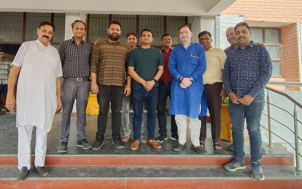 Traders met the Deputy Commissioner, said- work is getting affected