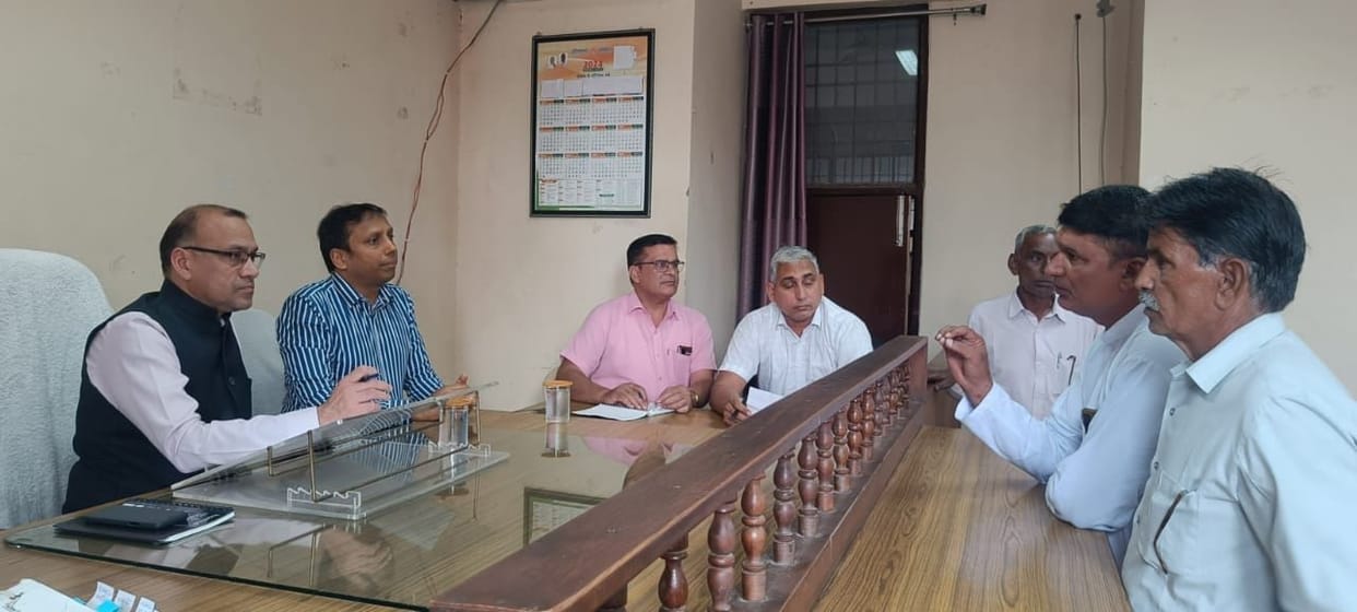 Deputy Commissioner Dr. Vivek Bharti listened to the problems of 30 people in Mahendragarh.