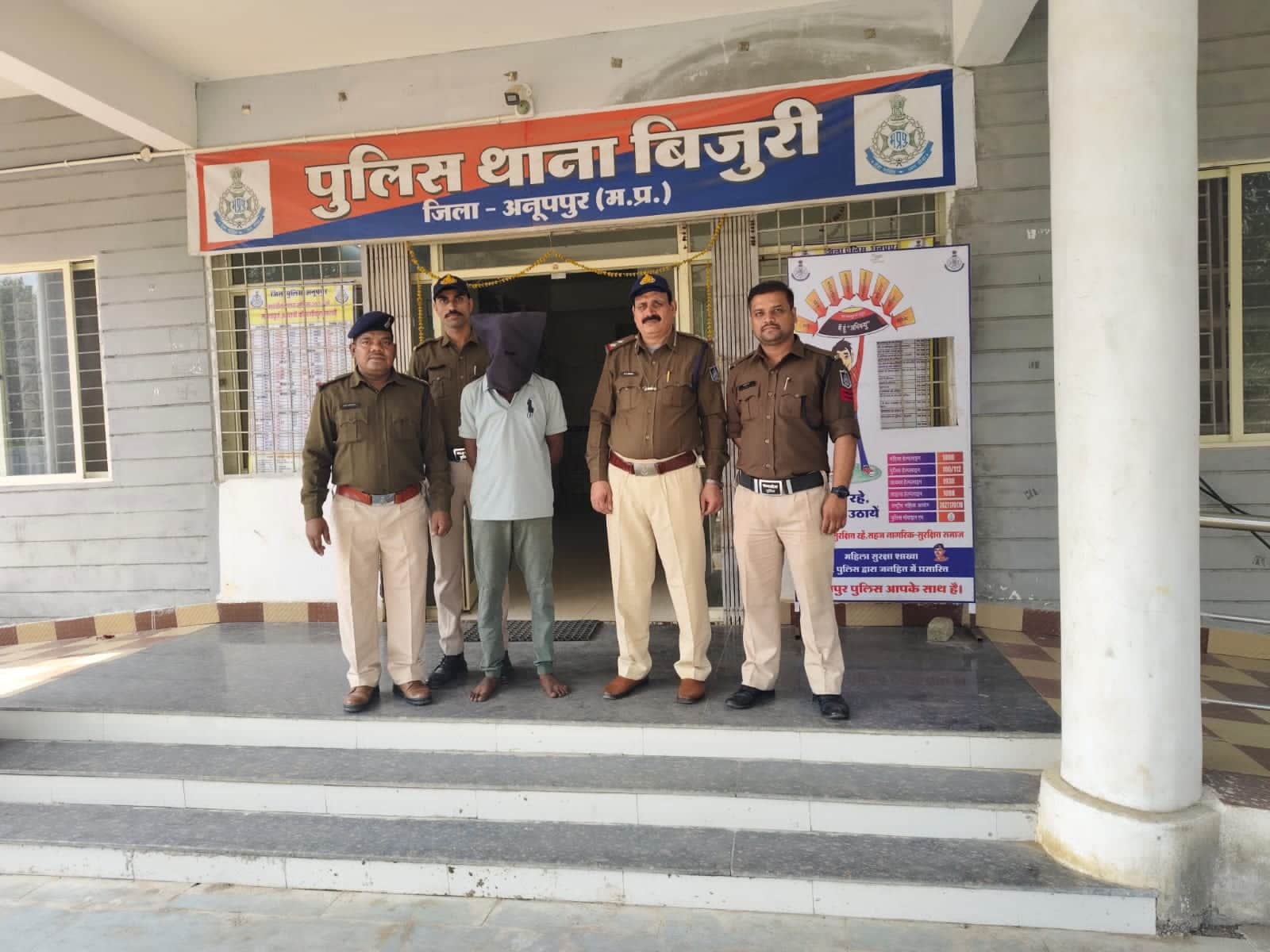 गिरफ्तार आरोपी और मामले की जानकारी देते पुलिस अधीक्षक