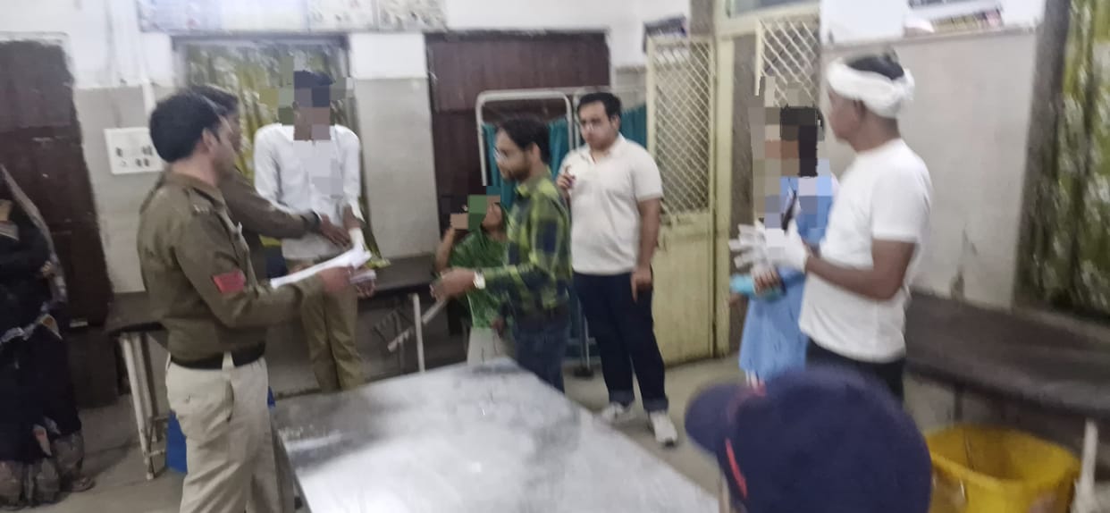 Damoh Class XI boy and girl cut the vein of hand in school, brought to district hospital in critical condition