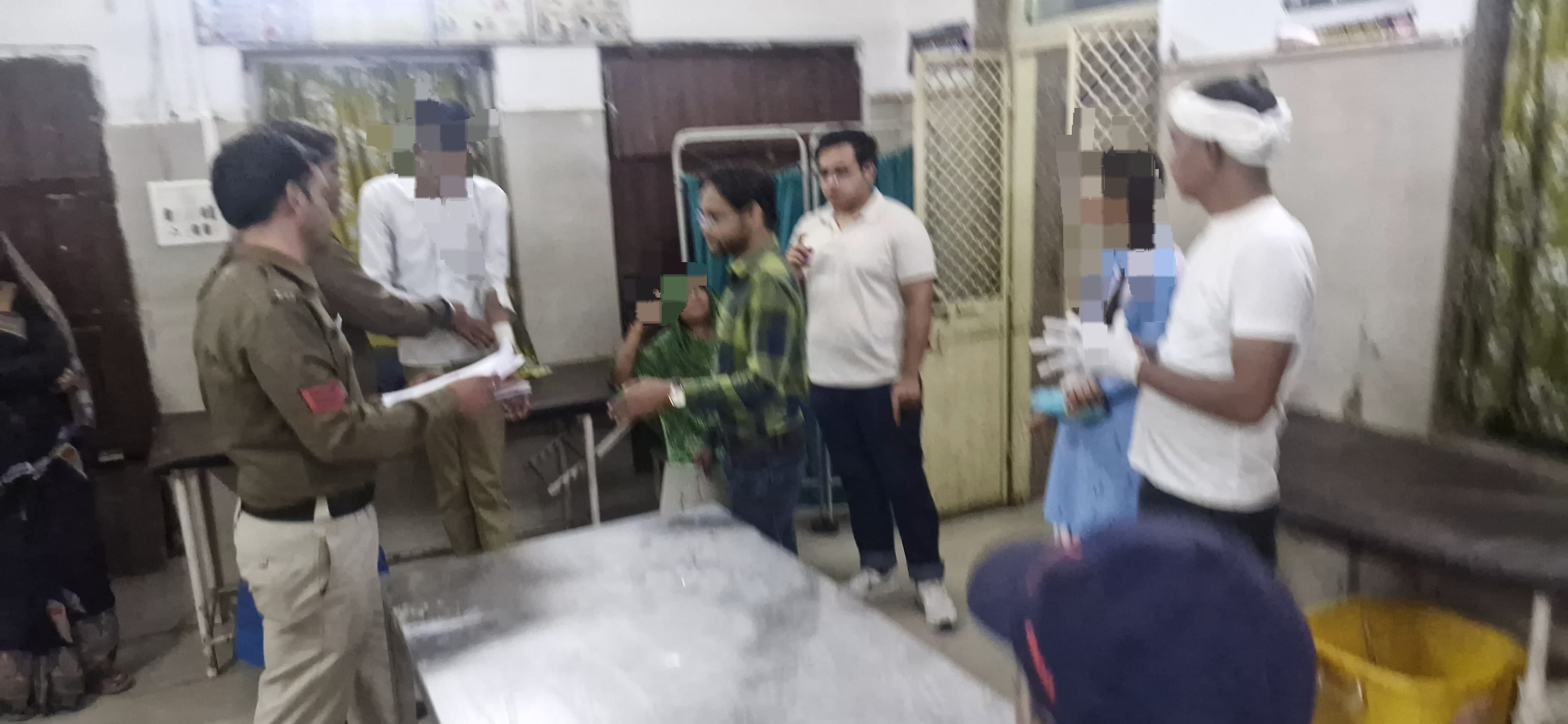 जिला अस्पताल में मोजूद घायल
