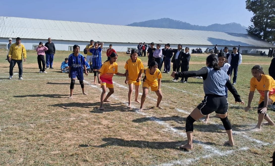 Santosh Singh, Deepika Samant stood first in 800 meter race.