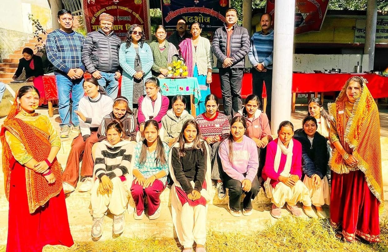 Girls served Kumaoni dishes in Garbhoj program.