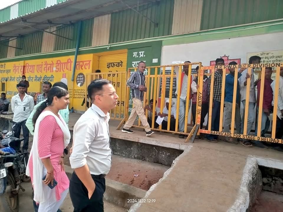 निरीक्षण करते कलेक्टर