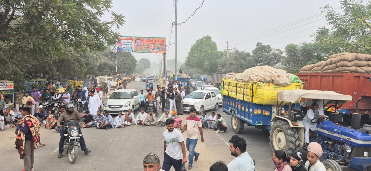 Shortage of DAP: Farmers stood in queue at 3 in the morning, came to know at 10.30 - stock of fertilizer is over, angry farmers blocked Dabwali road