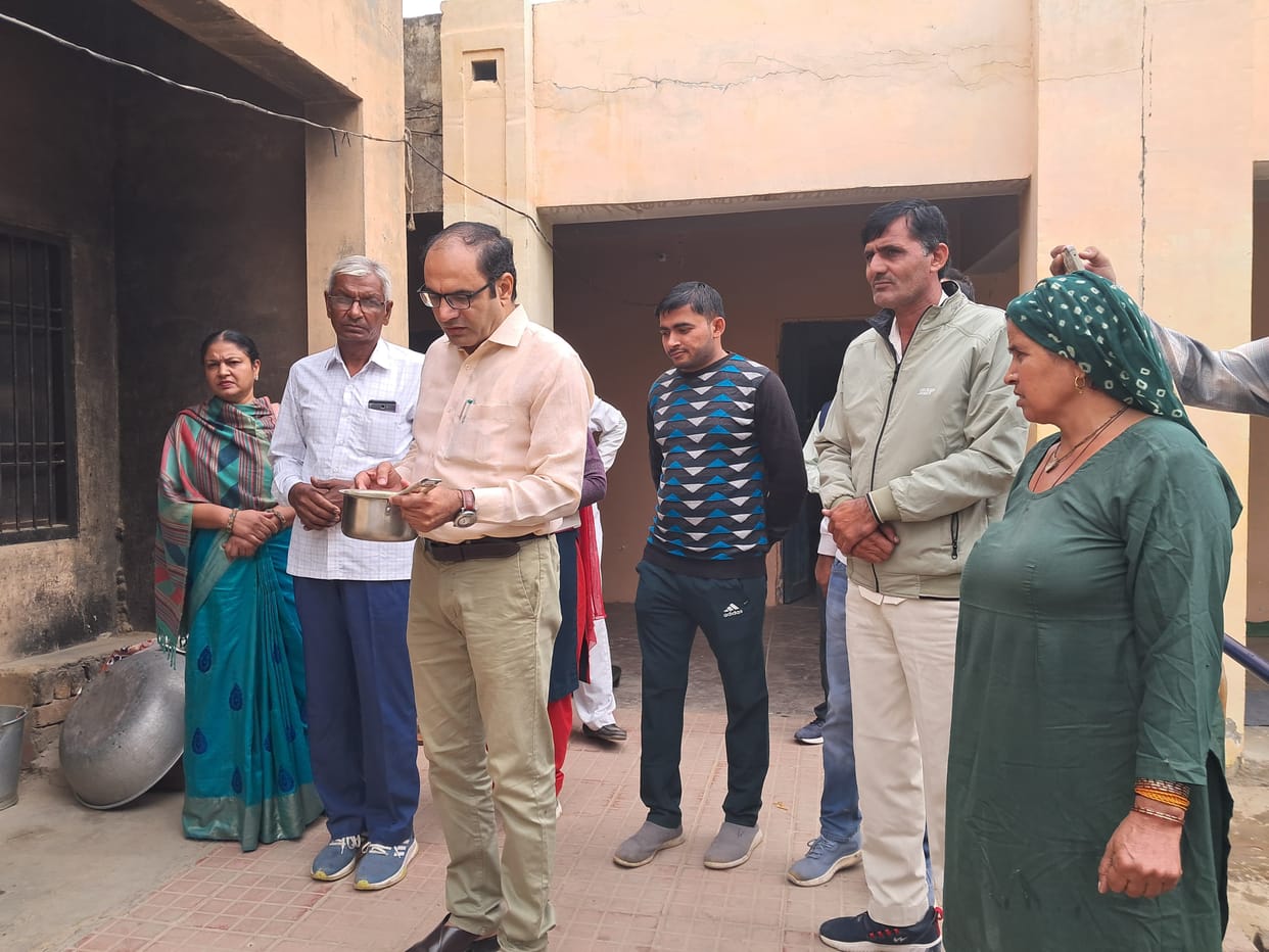 SDM inspected the government school of Data village, got ration samples filled
