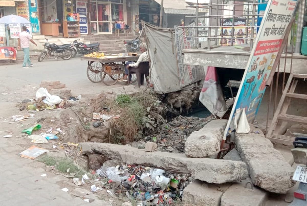 Open drain on Mahatma Gandhi Marg becomes cause of trouble